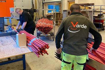 Produksjon av skrubrøytestikker ved Varde AS 